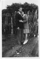 Photographie Photo Vintage Snapshot Couple Amoureux Lovers  - Personnes Anonymes