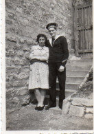 Photographie Photo Vintage Snapshot Mère Fils Mother Son Held Sailor ARCUEIL - Personnes Anonymes