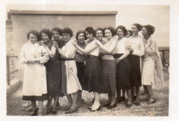 Photographie Photo Vintage Snapshot Femme Women Groupe Group - Personnes Anonymes