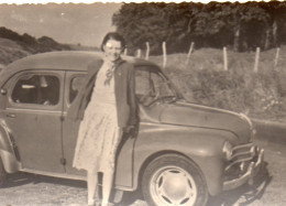 Photographie Photo Vintage Snapshot Femme Women Voiture 4 Chevaux Car - Coches