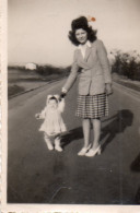 Photographie Photo Vintage Snapshot Femme Women Enfant Child  - Personnes Anonymes