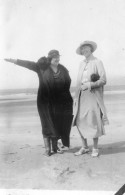 Photographie Photo Vintage Snapshot Femme Women Mode Fashion Chapeau Hat - Sonstige & Ohne Zuordnung