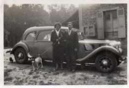 Photographie Photo Vintage Snapshot Couple Voiture Car Chien Dog  - Personnes Anonymes