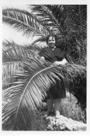 Photographie Photo Vintage Snapshot Femme Women Palmier Palm VALLAURIS  - Personnes Anonymes