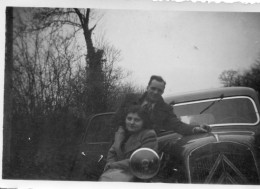 Photographie Photo Vintage Snapshot Couple  Voiture Car  LE COROTOY - Personnes Anonymes