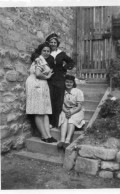 Photographie Photo Vintage Snapshot Femme Women Tenue Marin Held Sailor ARCUEIL - Anonymous Persons