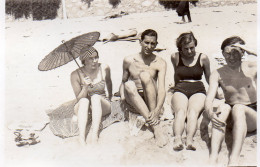 Photographie Photo Vintage Snapshot Groupe Plage Beach Maillot Swimsuit  - Places