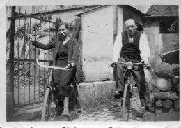 Photographie Photo Vintage Snapshot Couple Bicyclette Bicycle - Personnes Anonymes