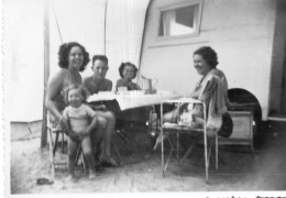 Photographie Photo Vintage Snapshot Famille Family Caravane Camping Car - Personnes Anonymes