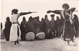 Real Photo  Souvenir Mauritanie  Photo J.K. Nouakchott  Danse Des Fusils Touaregs Femmes Battant Des Mains - Mauritanie