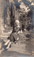 Photographie Photo Vintage Snapshot Femme Women Jardin Garden  - Personnes Anonymes