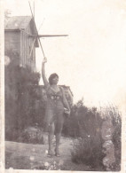 Old Real Original Photo - Woman Posing In Front Of Wind Mill - Ca. 12.3x8.5 Cm - Personnes Anonymes