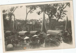 VIETNAM , INDOCHINE , HUE LE 15 MARS 1933 : LES MANDARINS DE LA SUITE ET LES GENS DE LA MAISON DE L EMPEREUR - Asien