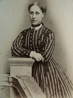 Photo CDV Kusian  Strasbourg  Jeune Femme Accoudée Sur Une Balustrade  Robe à Rayures  Sec. Emp. CA 1860-65 - L680A - Anciennes (Av. 1900)