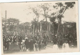 VIETNAM , INDOCHINE , HUE LE 15 MARS 1933 : LES PORTEURS DE DRAPEAUX EN DEBUT DE CORTEGE - Asien