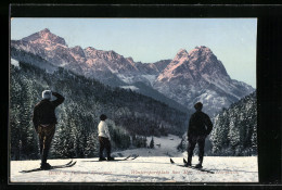 AK Drei Skiläufer Vor Hochgebirgs-Panorama  - Sport Invernali