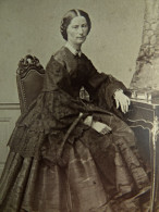 Photo CDV Persus à Paris - Femme, Robe à Crinoline, Châle En Dentelle, Second Empire, Ca 1860 L680A - Old (before 1900)