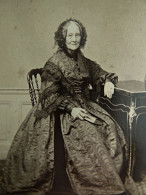 Photo CDV Persus à Paris - Vieille Femme, Robe à Crinoline  Moirée, Coiffe Second Empire, Ca 1860 L680A - Old (before 1900)