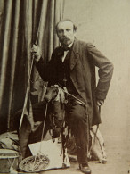 Photo CDV Disdéri à Paris - Homme Sagaie à La Main Sur Un Petit Cheval Jouet, Second Empire, Ca 1860 L680A - Old (before 1900)