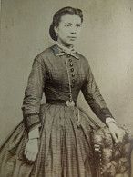 Photo CDV A. Lombard à Saint Maixent - Jeune Femme, Second Empire, Circa 1860 L680A - Old (before 1900)