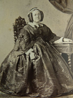 Photo CDV Durand à Lyon - Femme, Coiffure Avec Anglaises, Robe Crinoline Moirée, Second Empire, Ca 1860 L680A - Old (before 1900)