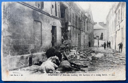 Carte Postale GUERRE 14/18 " APRES LE BOMBARDEMENT - SOISSONNAIS ENLEVANT LES HARNAIS D'UN CHEVAL AGONISANT " - Soissons