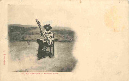 Madagascar - Musicien Hova - Animée - CPA - Oblitération Ronde De 1906 - Etat Pli Visible - Voir Scans Recto-Verso - Madagascar