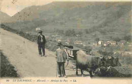 38 - Allevard Les Bains - Attelage Du Animée - Vaches - CPA - Voir Scans Recto-Verso - Allevard