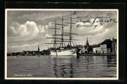 AK Flensburg, Hafenpartie Mit Segelschiff Und Ortspanorama  - Sonstige & Ohne Zuordnung
