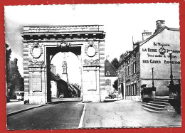 Beaune (21) Porte Saint-Nicolas 1770 Sa Majesté La Reine Pédauque Vois Invite à Visiter Ses Caves Exposition 2scans - Beaune