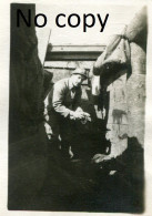 PHOTO FRANCAISE 2e RAL - POILU DANS UNE TRANCHEE A PROSNES PRES DE PRUNAY - REIMS MARNE - GUERRE 1914 1918 - Guerra, Militari