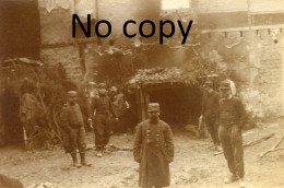 PHOTO FRANCAISE - POILUS DEVANT UNE MAISON INCENDIEE A SAINT HILAIRE AU TEMPLE PRES DE CUPERLY MARNE - GUERRE 1914 1918 - Krieg, Militär