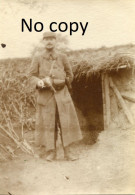 PHOTO FRANCAISE - OFFICIER ET GOURBI AU BOIS DU PIEMONT PRES DE SUIPPES - CUPERLY MARNE - GUERRE 1914 1918 - Guerre, Militaire