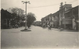 VIETNAM , INDOCHINE , HUE  RUE PAUL BERT DANS LES ANNEES 1930 - Azië