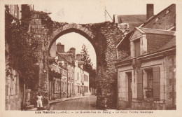 Les Montils (41 - Loir Et Cher) La Grande Rue Du Bourg , Le Porche - Other & Unclassified
