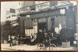 Superbe Carte Photo - Café Restaurant Du Commerce - Très Animée Bicyclette Enseigne Vers 1900 / 1910 - Villeneuve Le Roi