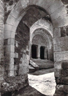 46 - Carennac - Le Tympan Du Portail De L'église (XIVe Siècle) Pris à Travers Une Vieille Porte - Other & Unclassified