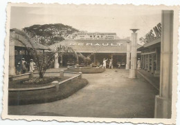 VIETNAM , INDOCHINE , FOIRE DE HUE DANS LES ANNEES 1930 : STAND RENAULT - Azië
