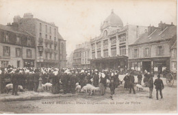 SAINT-BRIEUC (22) Place Duguesclin , Un Jour De Foire En 1918 - Saint-Brieuc