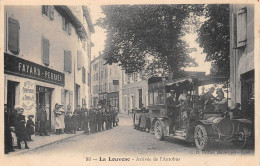 La LOUVESC (Ardèche) - Arrivée De L'Autobus Devant Le Bureau De Correspondance Du Chemin De Fer Dunières, Fayard-Perrier - La Louvesc