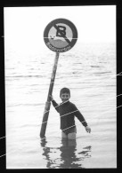 Orig. XL Foto 60er Jahre Portrait Süßer Junge Am Strand Im Wasser Cute Boy On The Beach, Prohibition Sign, Beach Fashion - Personnes Anonymes