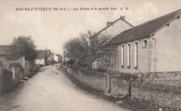 Bourg L'Evêque (49 - Maine Et Loire) Les Ecoles Et La Grande Rue - Other & Unclassified