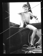 Orig. XL Foto 60er Jahre Portrait Süßer Junge Sitzt Im Schiff, Cute Boy With Sitting In A Sailing Ship Beach Fashion - Personnes Anonymes