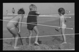 Orig. XL Foto 60er Jahre Süße Jungen Und Mädchen Spielen Am Strand Cute Boy & Girl Play On The Beach Fashion - Personnes Anonymes