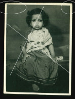 Orig. Foto 30er Jahre Süßes Mädchen Sinti & Roma, Zigeuner ? Sweet Little Gyspy Girl ? Typical Fashion - Personnes Anonymes