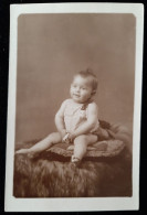 ENFANTS  - Bébé Sur Un Coussin En Petite Chemise  Avec Un Ruban  - Carte Postale  Photo Originale 1928 - Baby's