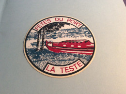 Pas Courant / Ancien Autocollant FETES DU PORT La Teste De Buch Bassin D'arcachon 33 Gironde ( Bateau Pinasse ) - Autocollants