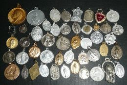 Lot De Médailles Médaillettes Religieuses En Métal, Religion Médaille Pendentif - Godsdienst & Esoterisme