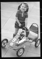 Orig. XL Foto 60er Jahre Süßes Mädchen Mit Zöpfen Und Tretauto,  Cute Girl With Pigtails, Summer Fashion, Bobby Car - Anonymous Persons