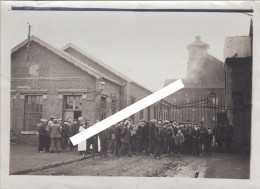 LENS 1913 - Photo Originale Des Mineurs Grévistes Attendant Les Ouvriers Qui N'ont Pas Encore Quitté Le Travail - Places